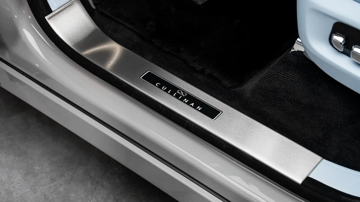 2026 Rolls-Royce Cullinan Black Badge angeboten von einem Fachhändler in Dubai, Vereinigte Arabische Emirate, Foto 12 von 25