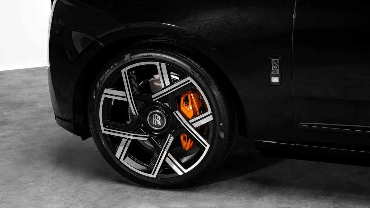 2026 Rolls-Royce Cullinan Black Badge angeboten von einem Fachhändler in Dubai, Vereinigte Arabische Emirate, Foto 6 von 25