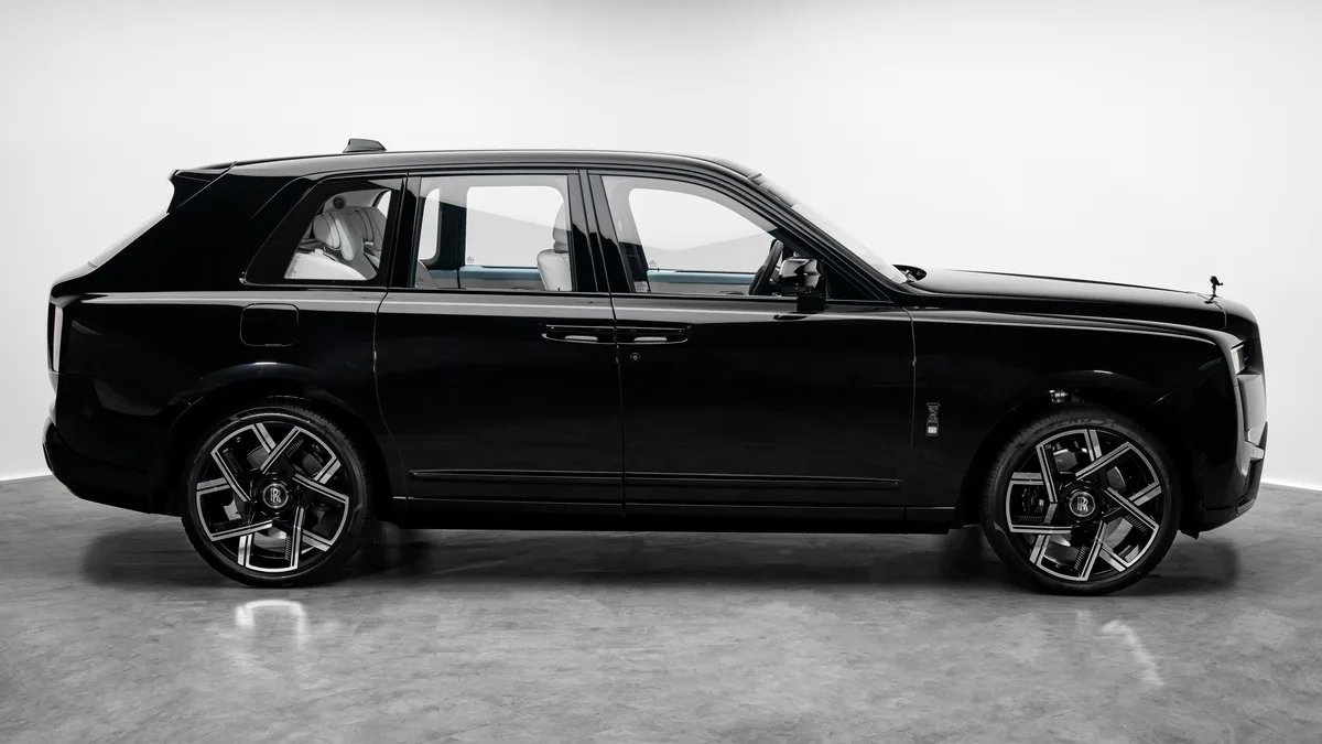 2026 Rolls-Royce Cullinan Black Badge angeboten von einem Fachhändler in Dubai, Vereinigte Arabische Emirate, Foto 5 von 25