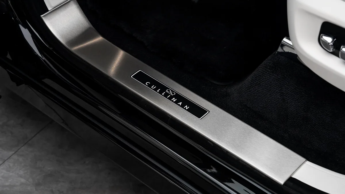 2026 Rolls-Royce Cullinan Black Badge angeboten von einem Fachhändler in Dubai, Vereinigte Arabische Emirate, Foto 12 von 25