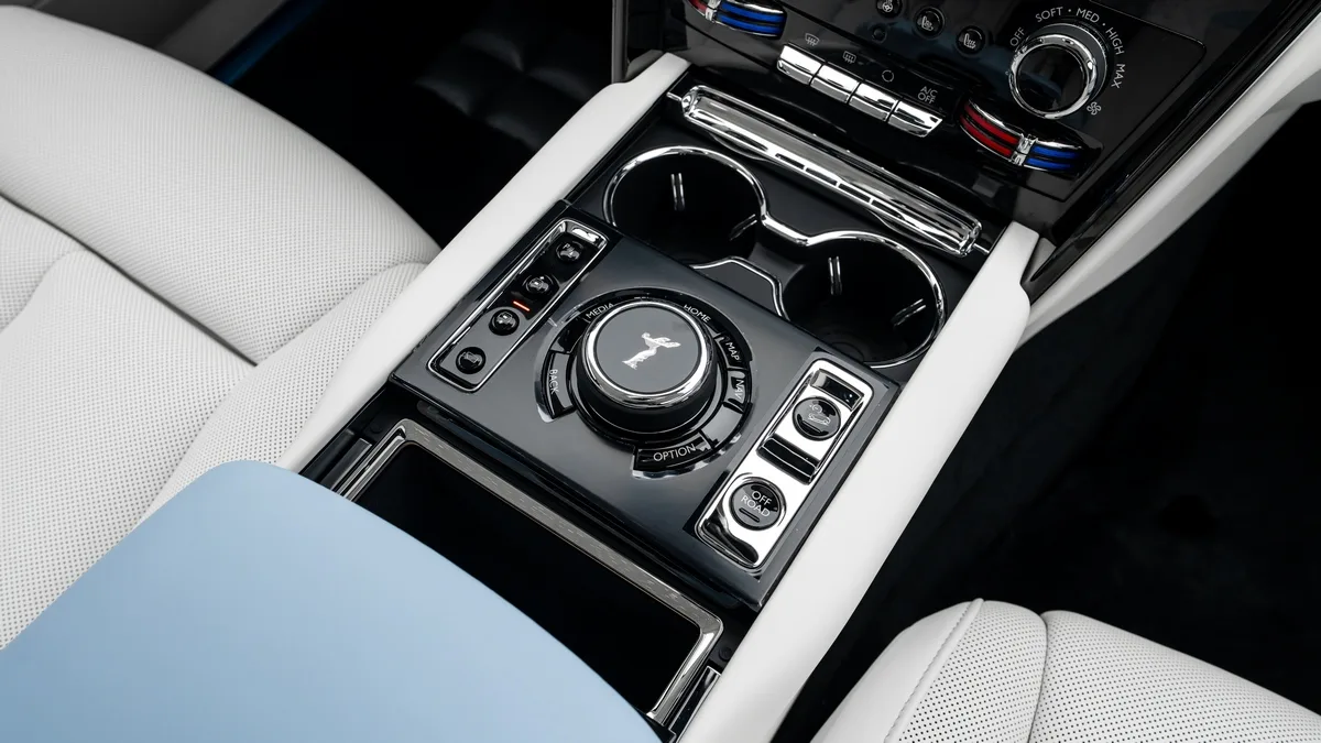 2026 Rolls-Royce Cullinan Black Badge angeboten von einem Fachhändler in Dubai, Vereinigte Arabische Emirate, Foto 18 von 25