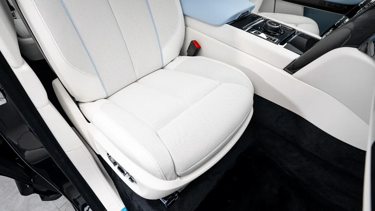 2026 Rolls-Royce Cullinan Black Badge angeboten von einem Fachhändler in Dubai, Vereinigte Arabische Emirate, Foto 22 von 25