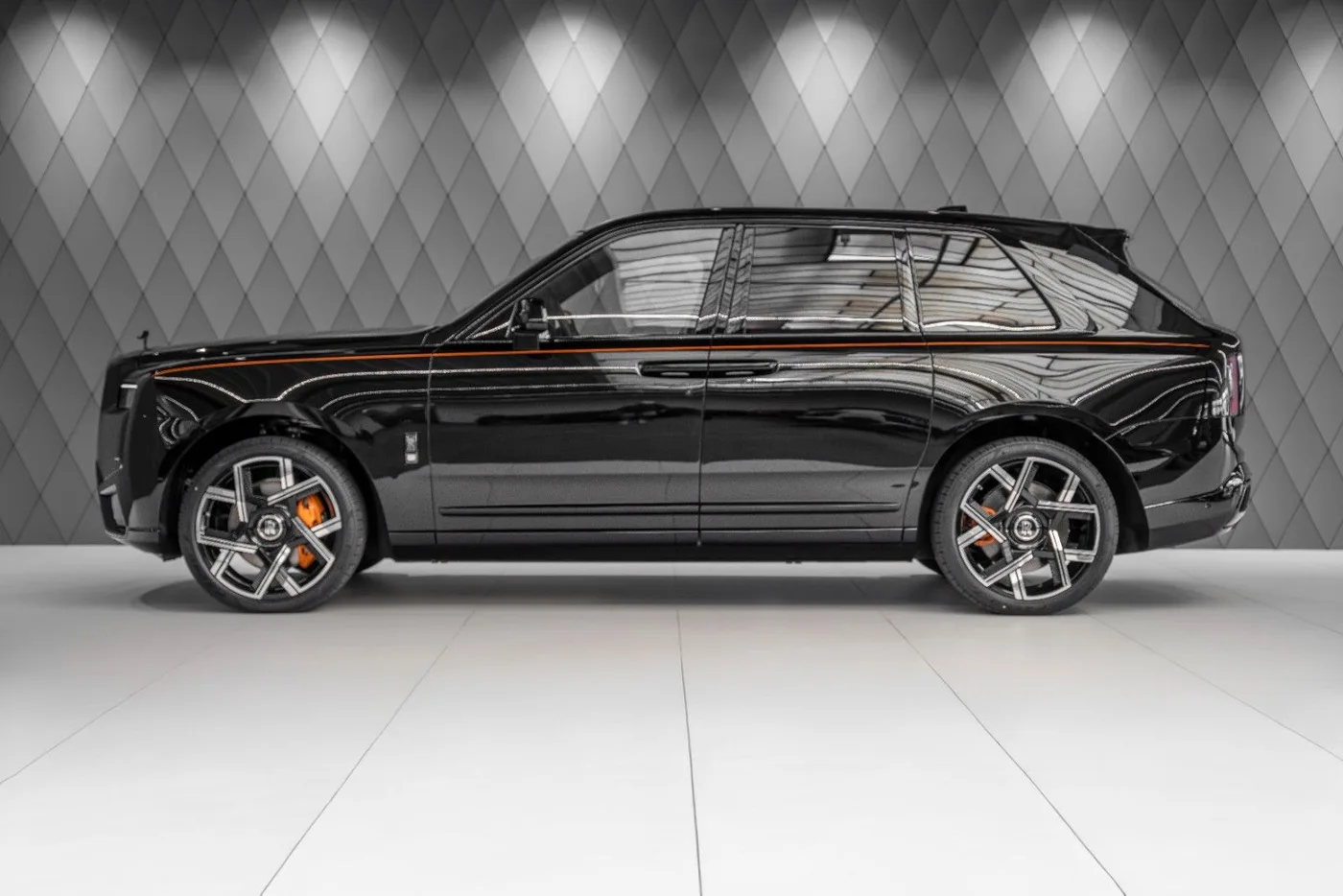 2026 Rolls-Royce Cullinan Black Badge angeboten von einem Supersportwagenhändler in Schenefeld, Deutschland, Foto 4 von 25