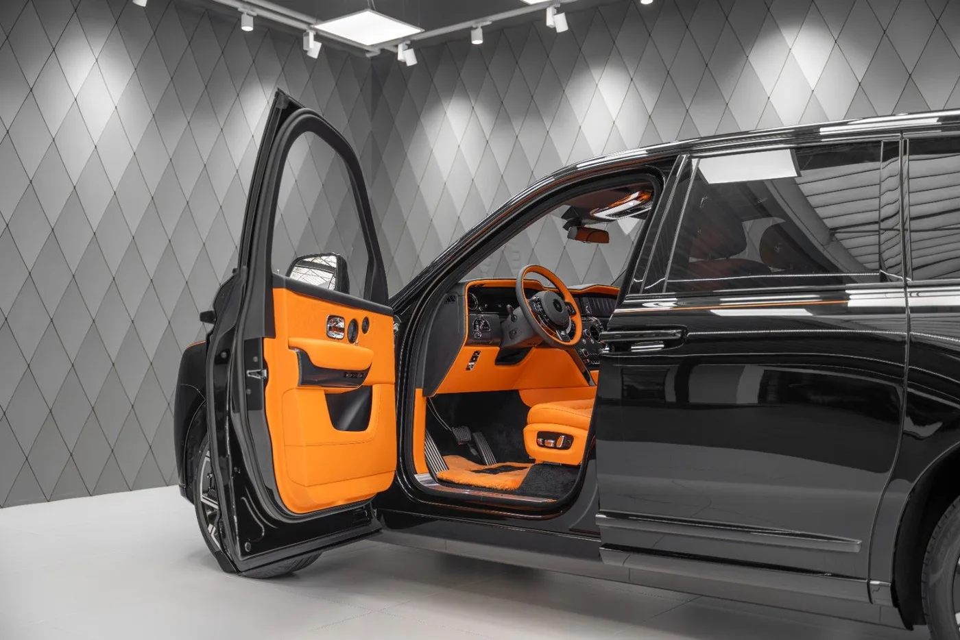 2026 Rolls-Royce Cullinan Black Badge angeboten von einem Supersportwagenhändler in Schenefeld, Deutschland, Foto 12 von 25