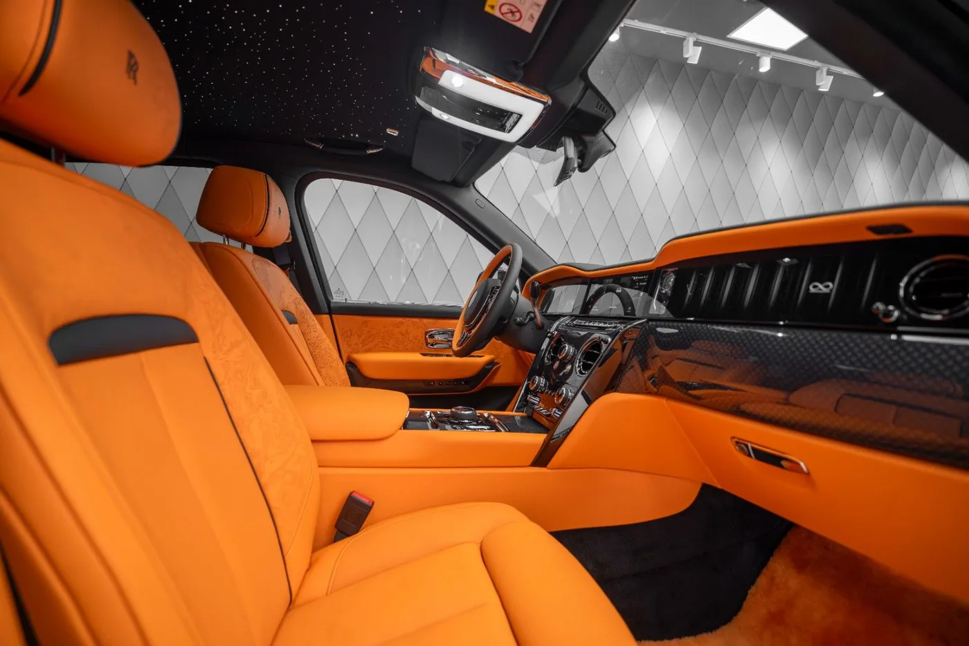 2026 Rolls-Royce Cullinan Black Badge angeboten von einem Supersportwagenhändler in Schenefeld, Deutschland, Foto 16 von 25