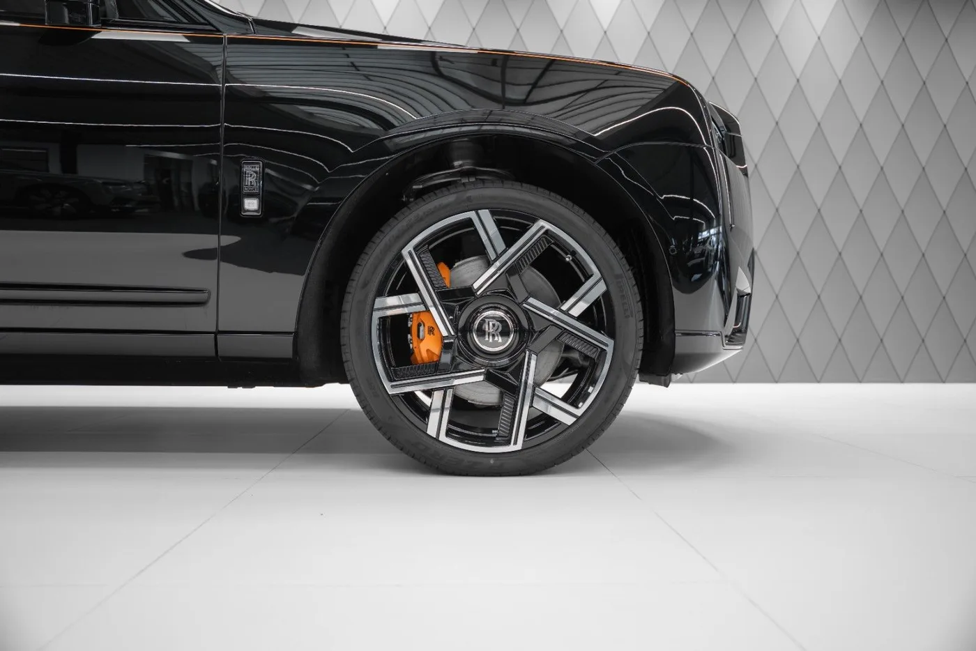 2026 Rolls-Royce Cullinan Black Badge angeboten von einem Supersportwagenhändler in Schenefeld, Deutschland, Foto 7 von 25