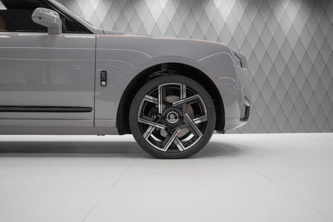2026 Rolls-Royce Cullinan Black Badge angeboten von einem Supersportwagenhändler in Schenefeld, Deutschland, Foto 6 von 20