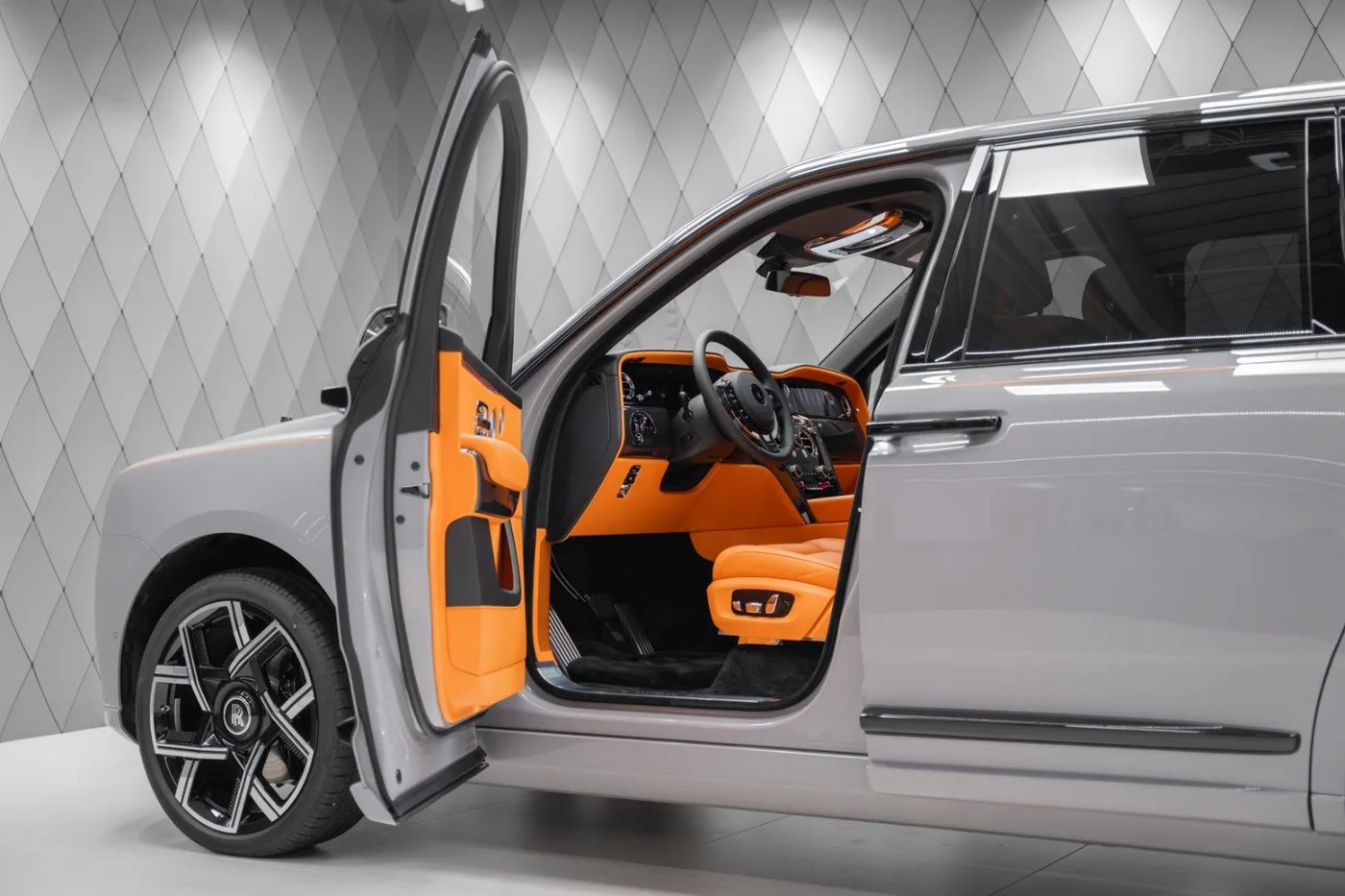 2026 Rolls-Royce Cullinan Black Badge angeboten von einem Supersportwagenhändler in Schenefeld, Deutschland, Foto 8 von 20
