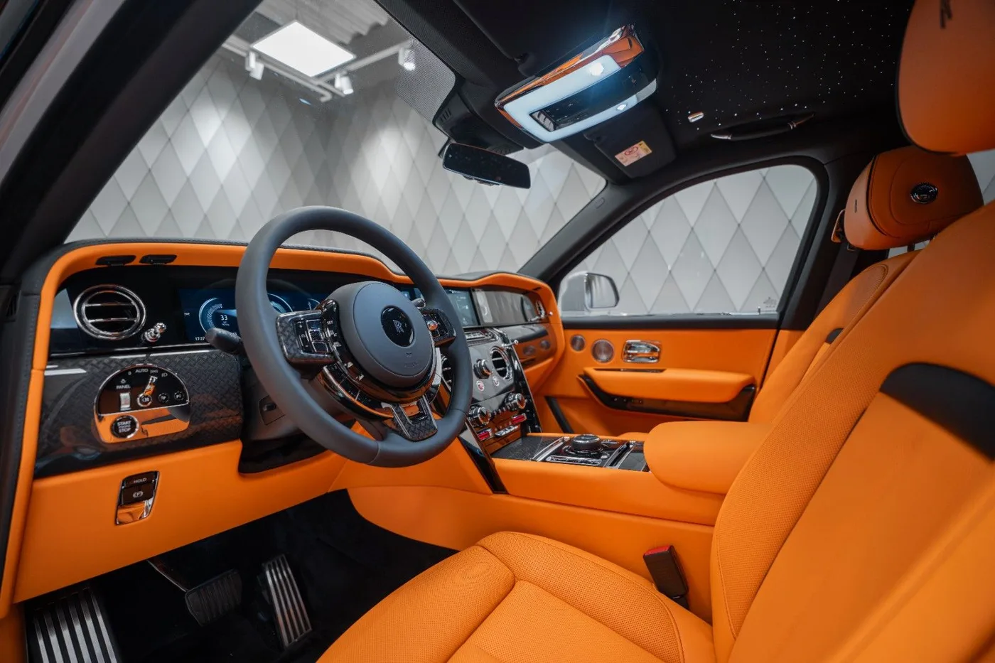 2026 Rolls-Royce Cullinan Black Badge angeboten von einem Supersportwagenhändler in Schenefeld, Deutschland, Foto 9 von 20