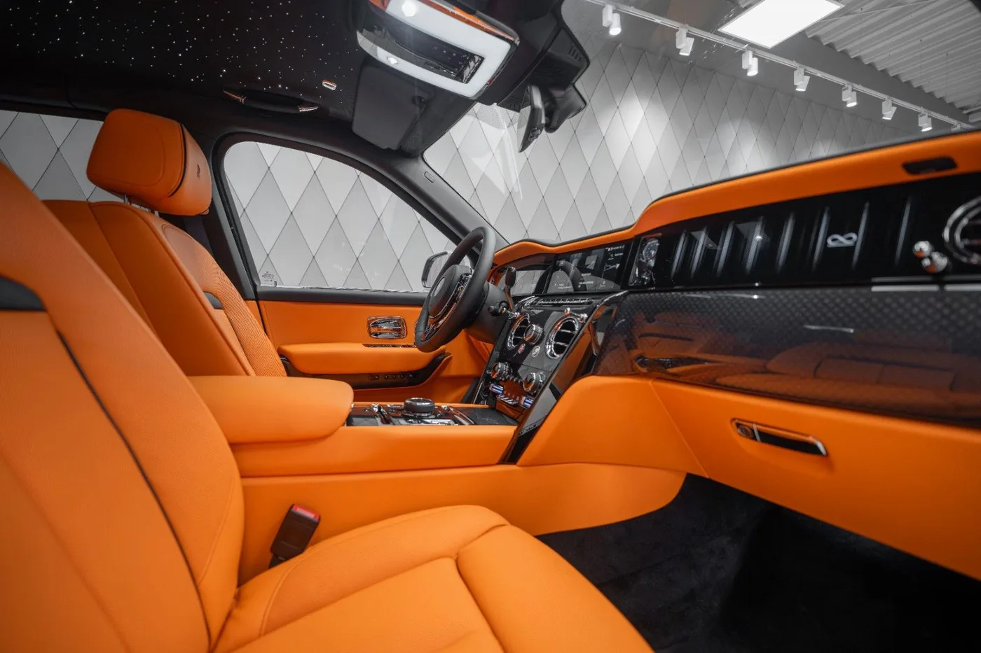2026 Rolls-Royce Cullinan Black Badge angeboten von einem Supersportwagenhändler in Schenefeld, Deutschland, Foto 12 von 20