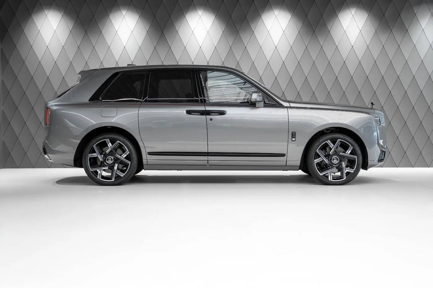 2026 Rolls-Royce Cullinan Black Badge angeboten von einem Supersportwagenhändler in Schenefeld, Deutschland, Foto 3 von 25