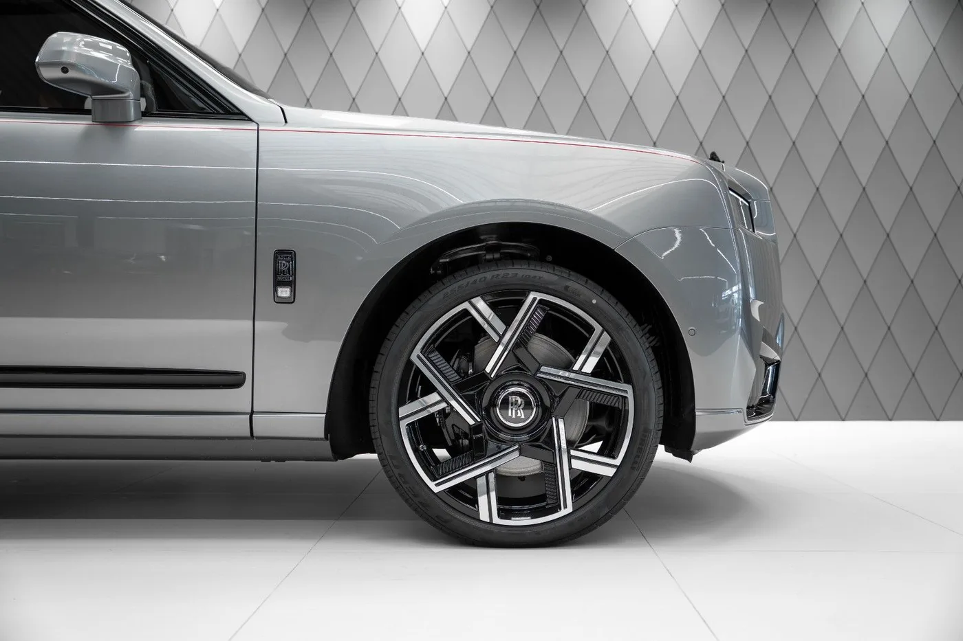 2026 Rolls-Royce Cullinan Black Badge angeboten von einem Supersportwagenhändler in Schenefeld, Deutschland, Foto 7 von 25