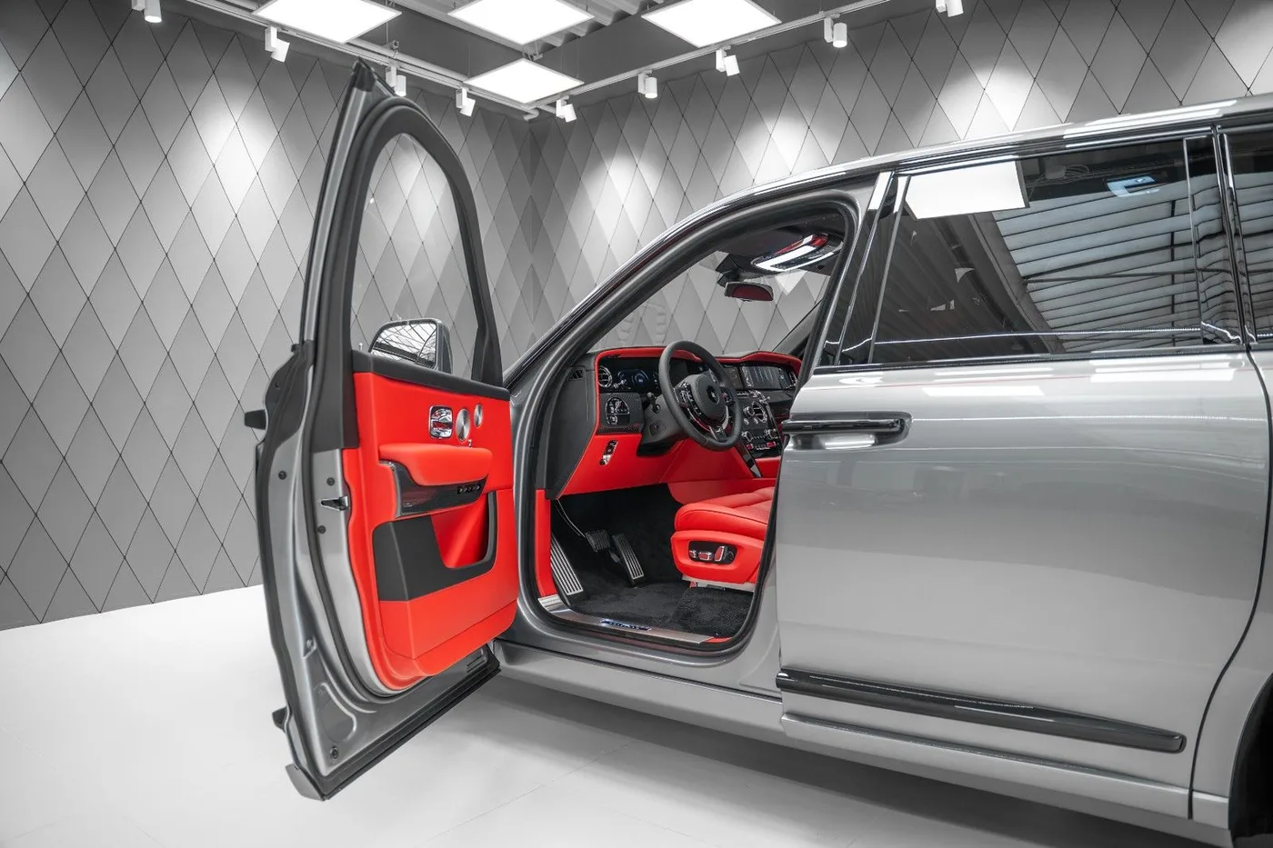 2026 Rolls-Royce Cullinan Black Badge angeboten von einem Supersportwagenhändler in Schenefeld, Deutschland, Foto 11 von 25