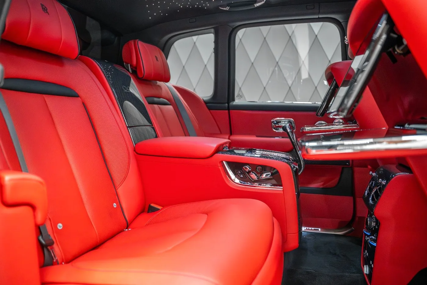2026 Rolls-Royce Cullinan Black Badge angeboten von einem Supersportwagenhändler in Schenefeld, Deutschland, Foto 16 von 25