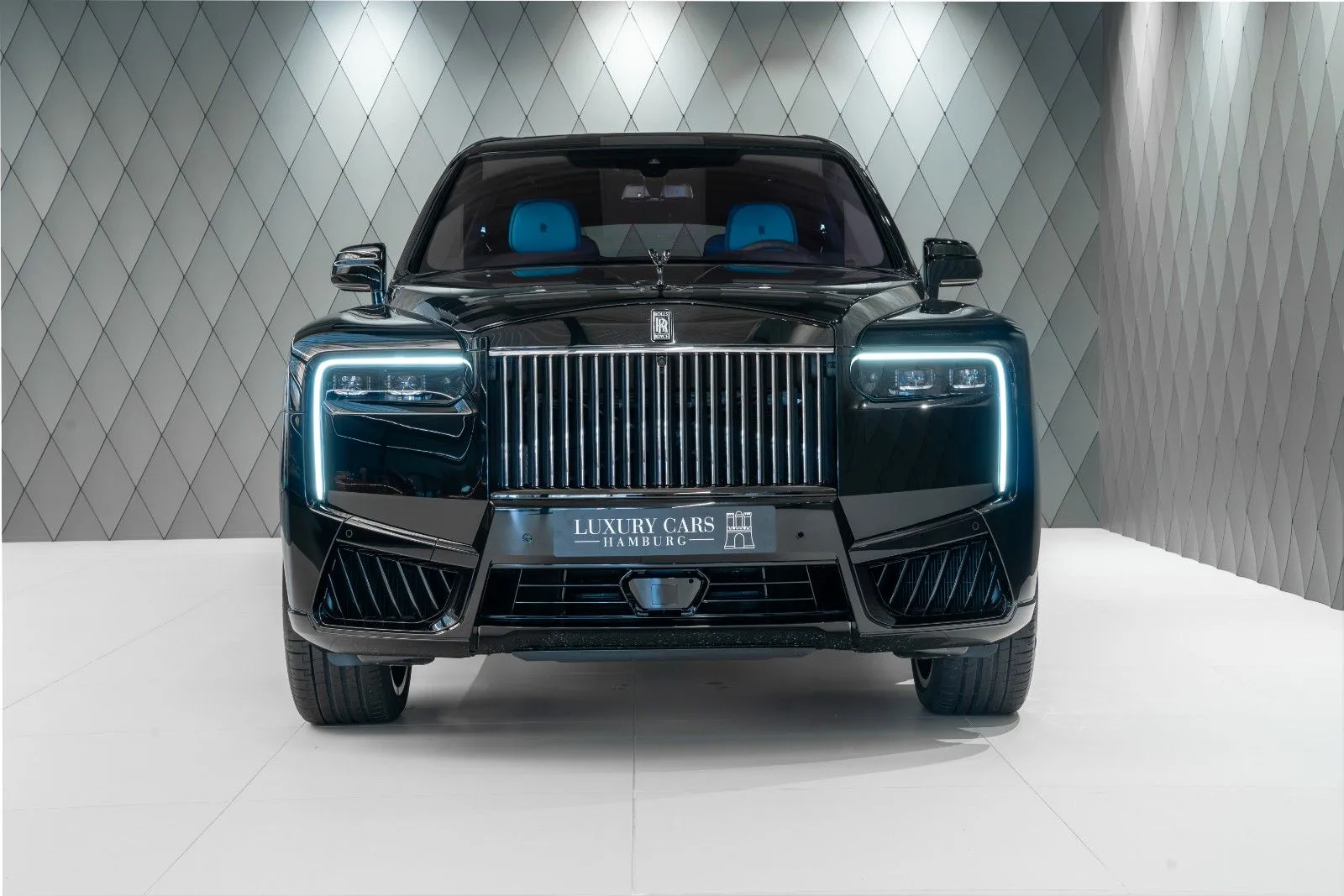 2026 Rolls-Royce Cullinan Black Badge offered by a supercar dealer in Schenefeld, Germany, main photo