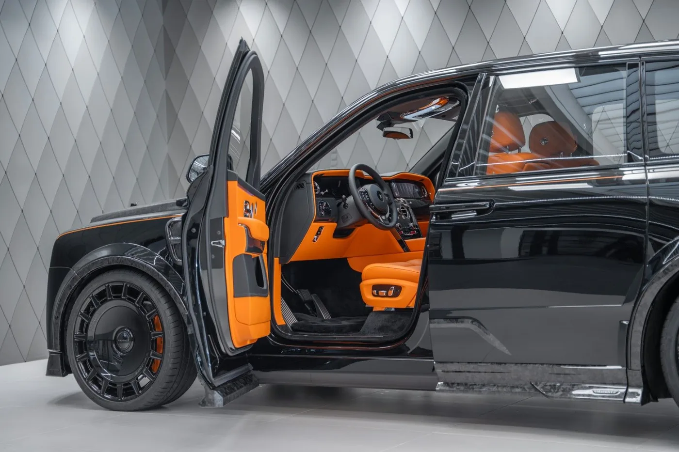 2026 Rolls-Royce Cullinan Black Badge angeboten von einem Supersportwagenhändler in Schenefeld, Deutschland, Foto 12 von 25