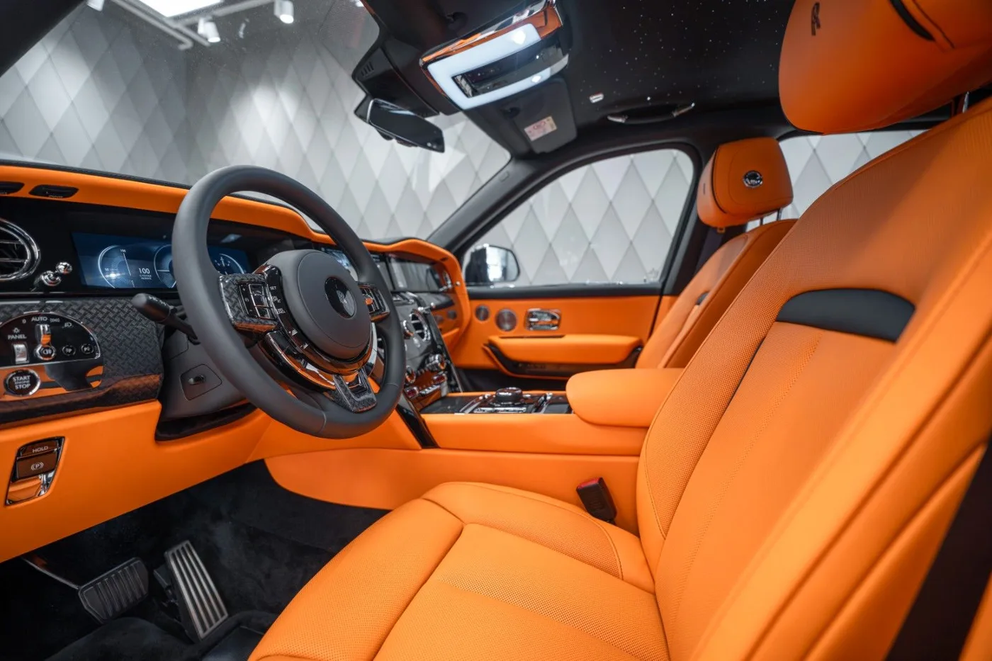 2026 Rolls-Royce Cullinan Black Badge angeboten von einem Supersportwagenhändler in Schenefeld, Deutschland, Foto 13 von 25