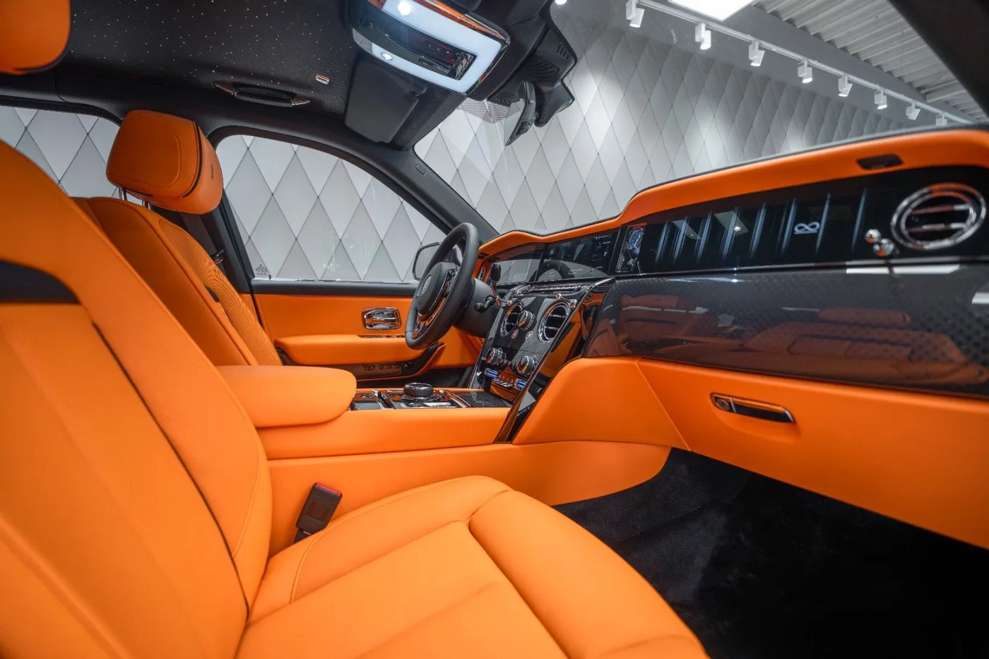 2026 Rolls-Royce Cullinan Black Badge angeboten von einem Supersportwagenhändler in Schenefeld, Deutschland, Foto 16 von 25