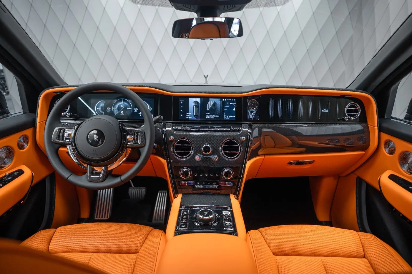 2026 Rolls-Royce Cullinan Black Badge angeboten von einem Supersportwagenhändler in Schenefeld, Deutschland, Foto 18 von 25