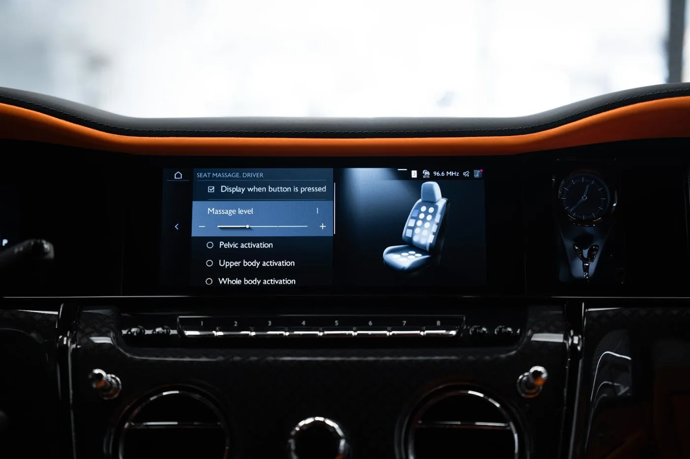 2026 Rolls-Royce Cullinan Black Badge angeboten von einem Supersportwagenhändler in Schenefeld, Deutschland, Foto 20 von 25