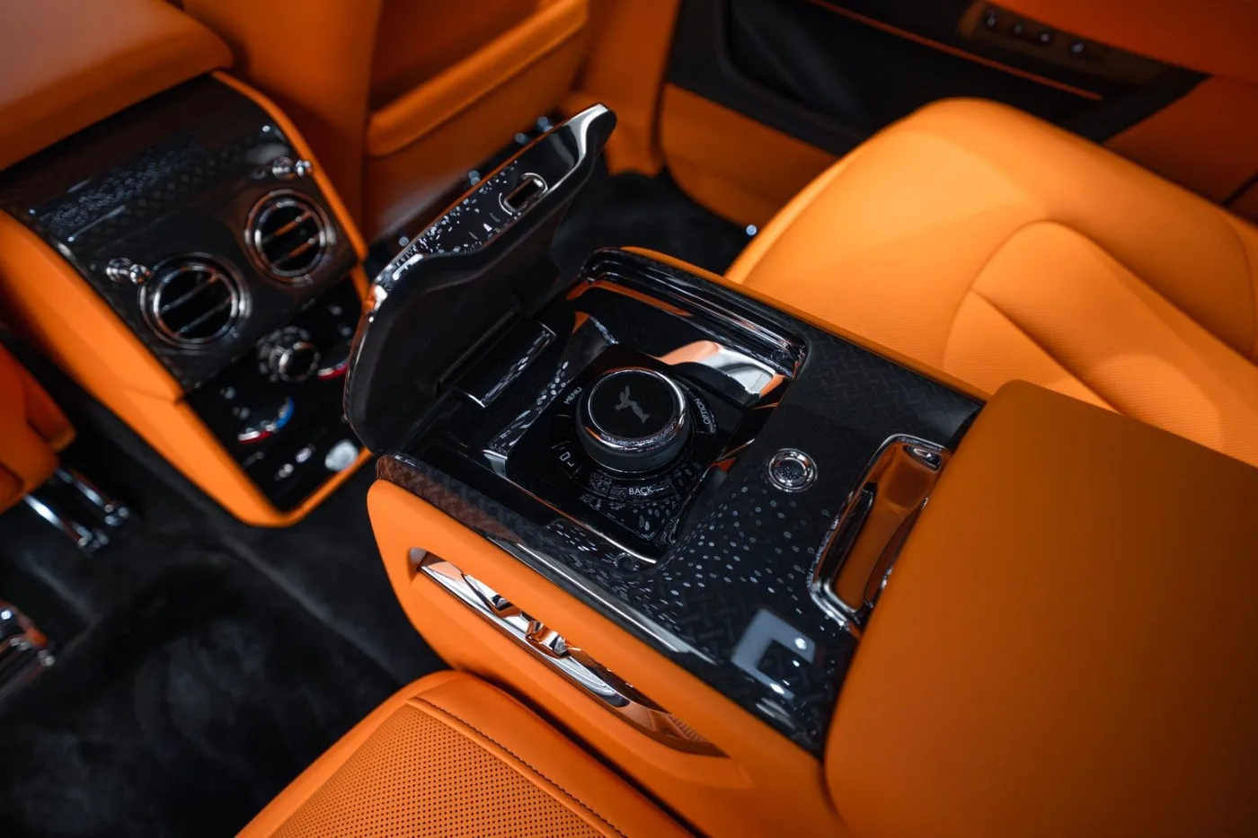 2026 Rolls-Royce Cullinan Black Badge angeboten von einem Supersportwagenhändler in Schenefeld, Deutschland, Foto 23 von 25