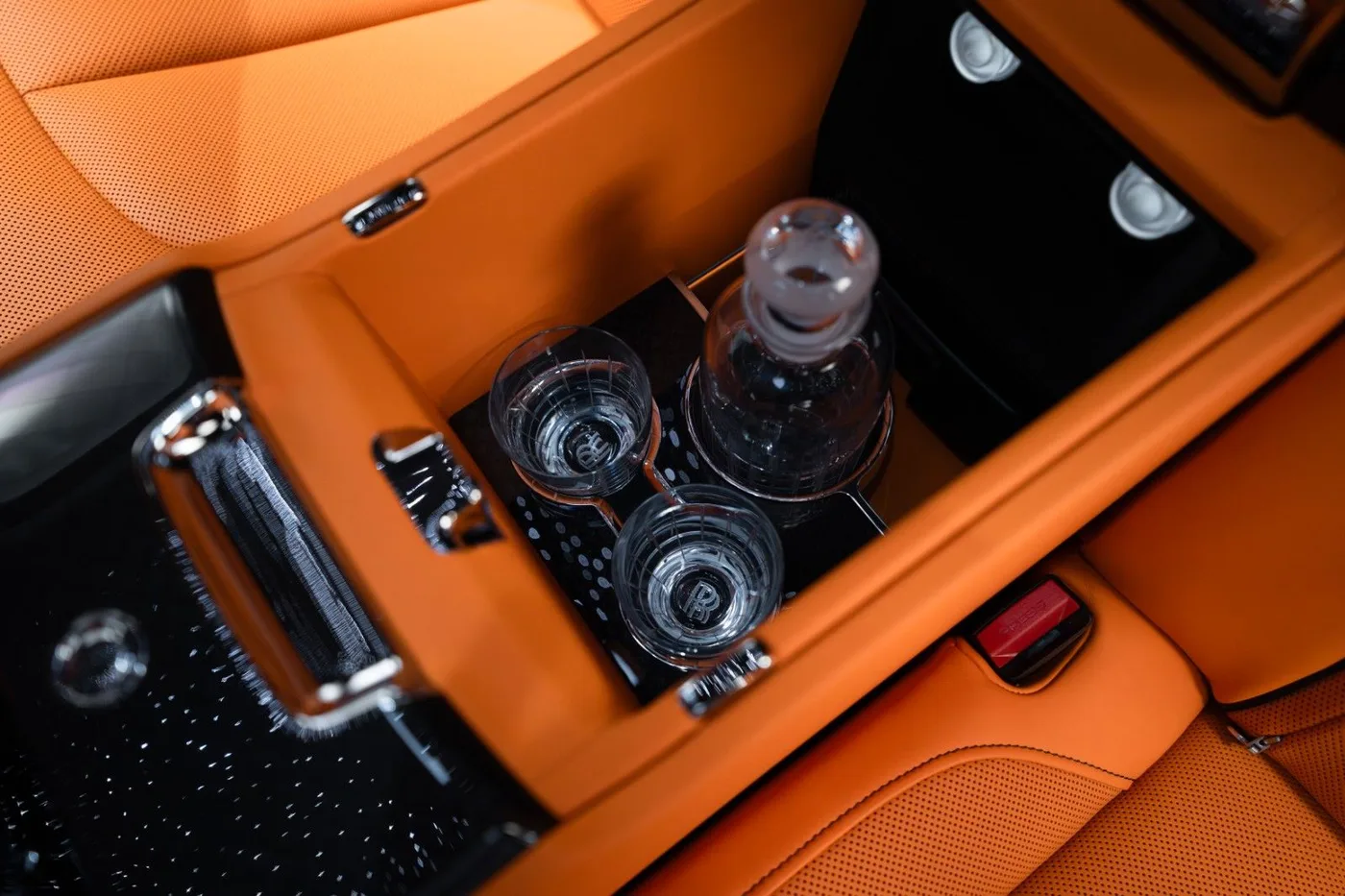 2026 Rolls-Royce Cullinan Black Badge angeboten von einem Supersportwagenhändler in Schenefeld, Deutschland, Foto 24 von 25