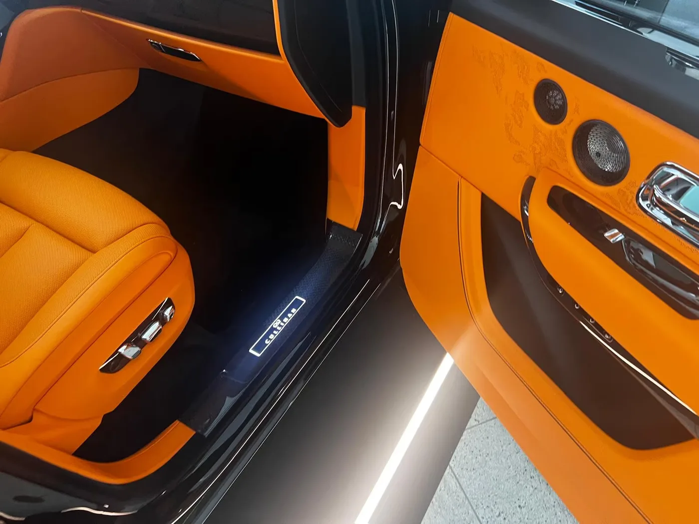 2026 Rolls-Royce Cullinan Black Badge Mandarin angeboten von einem Fachhändler in Haar, Deutschland, Foto 9 von 20