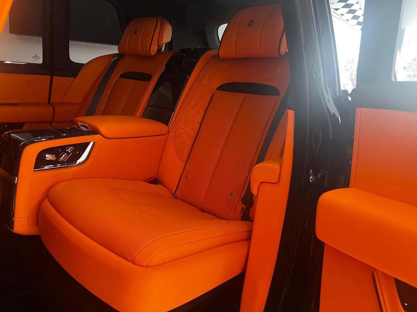 2026 Rolls-Royce Cullinan Black Badge Mandarin angeboten von einem Fachhändler in Haar, Deutschland, Foto 16 von 20
