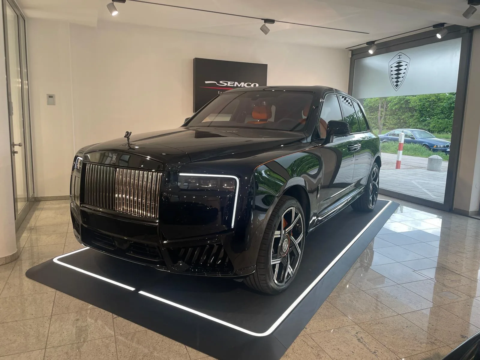 2026 Rolls-Royce Cullinan Black Badge Sanctuary Seats angeboten von einem Fachhändler in Haar, Deutschland, Hauptfoto