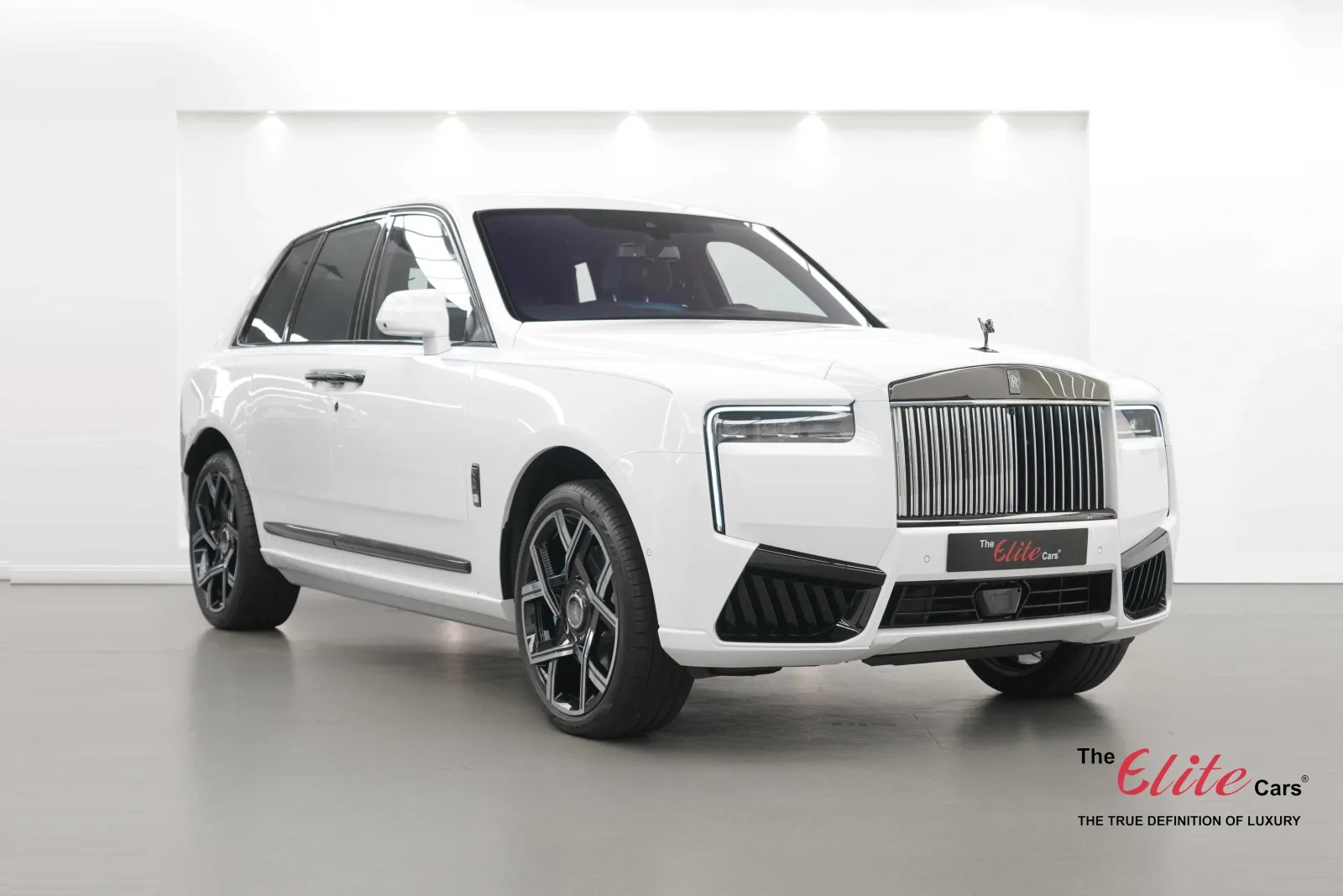 2026 Rolls-Royce Cullinan Black Badge proposée par un concessionnaire spécialisé à Dubai, Émirats arabes unis, photo principale
