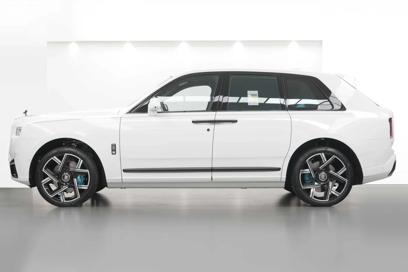 2026 Rolls-Royce Cullinan Black Badge angeboten von einem Fachhändler in Dubai, Vereinigte Arabische Emirate, Foto 3 von 10