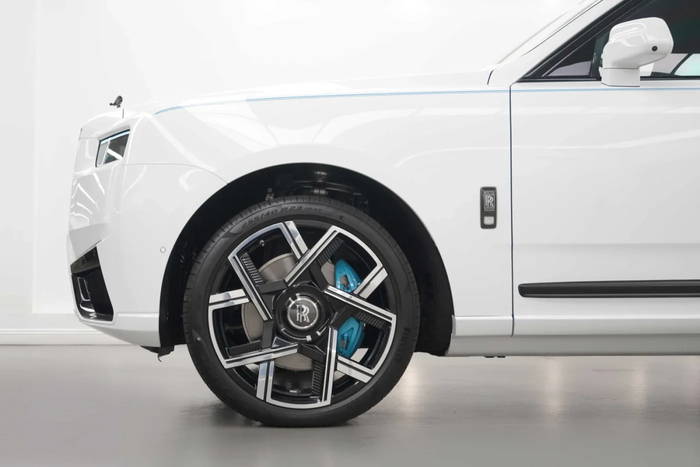 2026 Rolls-Royce Cullinan Black Badge angeboten von einem Fachhändler in Dubai, Vereinigte Arabische Emirate, Foto 7 von 10