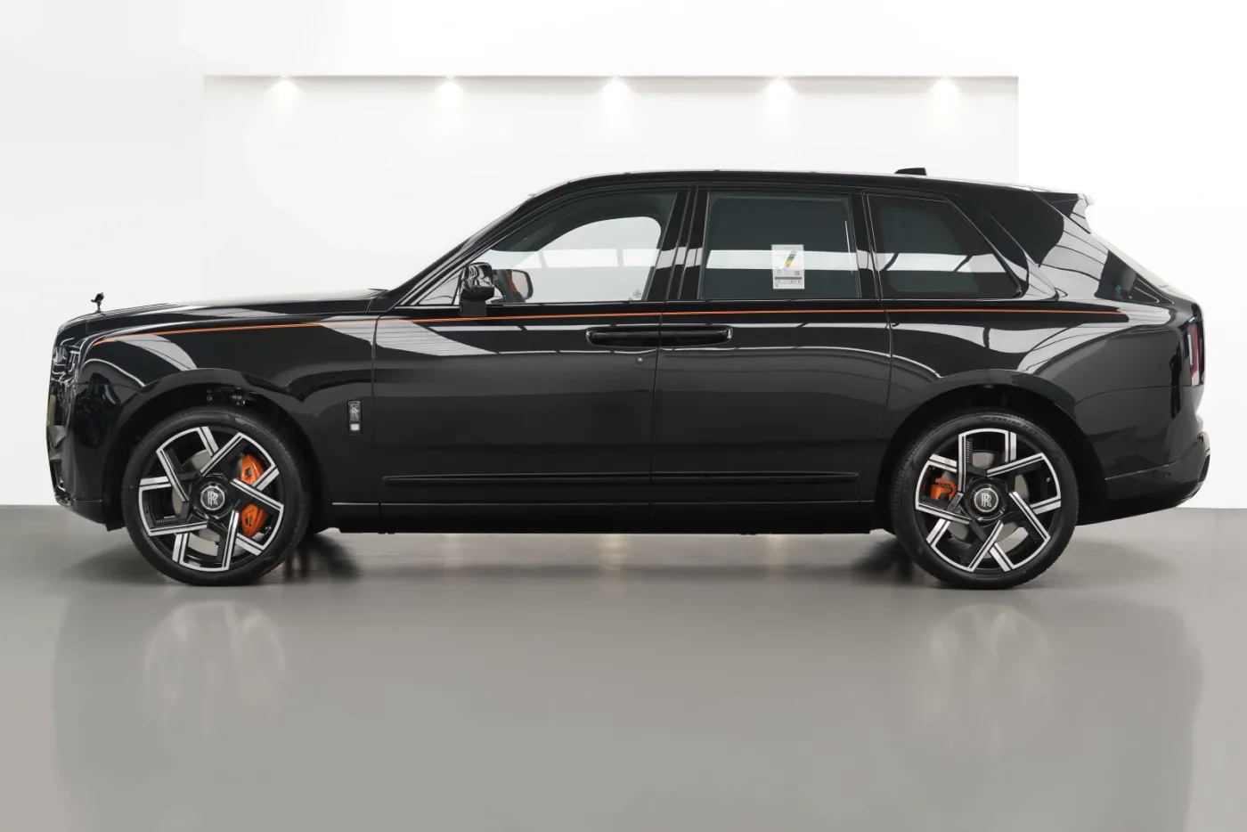 2026 Rolls-Royce Cullinan Black Badge proposée par un concessionnaire spécialisé à Dubai, Émirats arabes unis, photo 3 sur 10