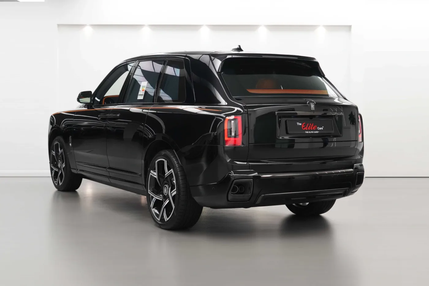 2026 Rolls-Royce Cullinan Black Badge proposée par un concessionnaire spécialisé à Dubai, Émirats arabes unis, photo 5 sur 10