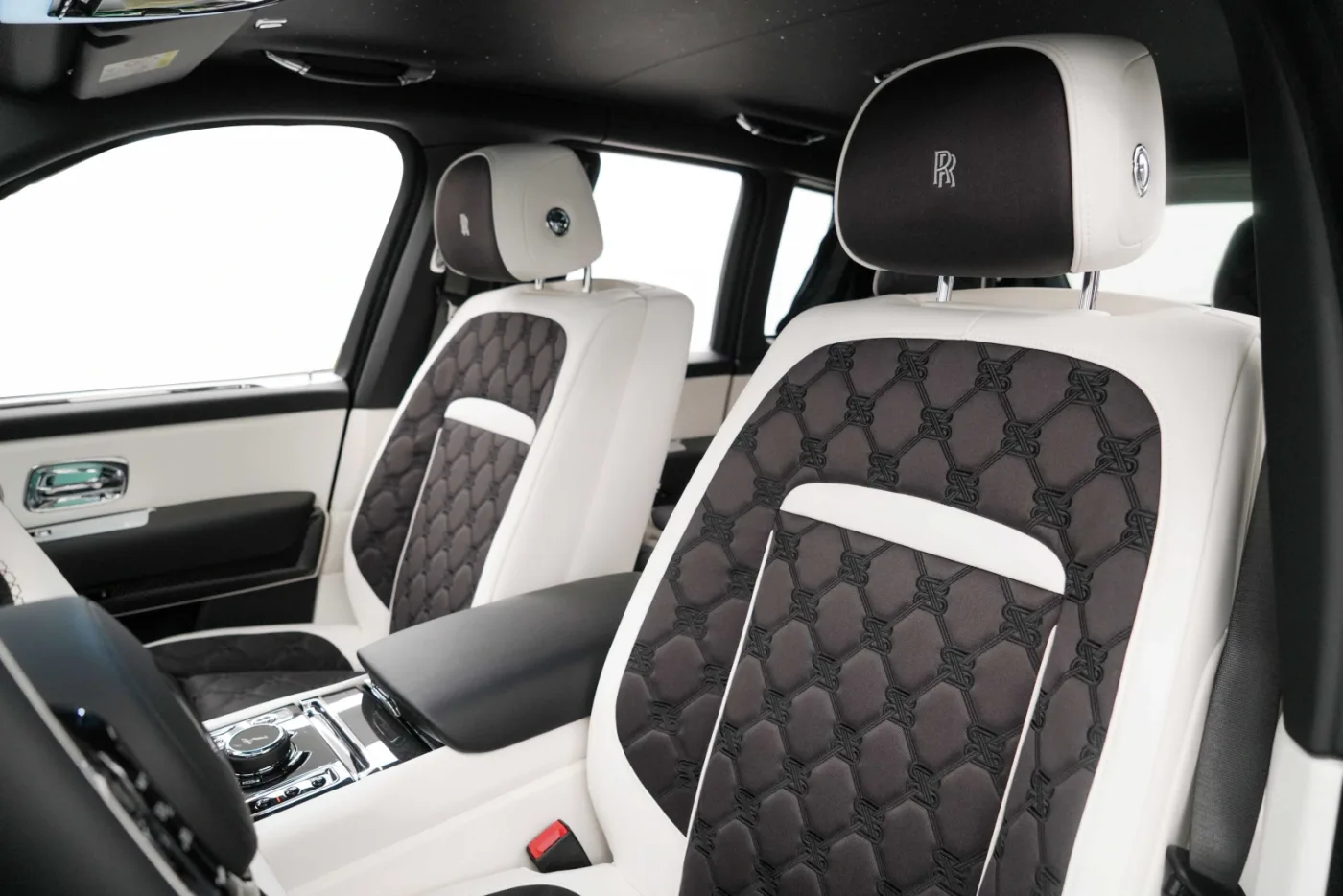 2026 Rolls-Royce Cullinan Black Badge angeboten von einem Fachhändler in Dubai, Vereinigte Arabische Emirate, Foto 2 von 10