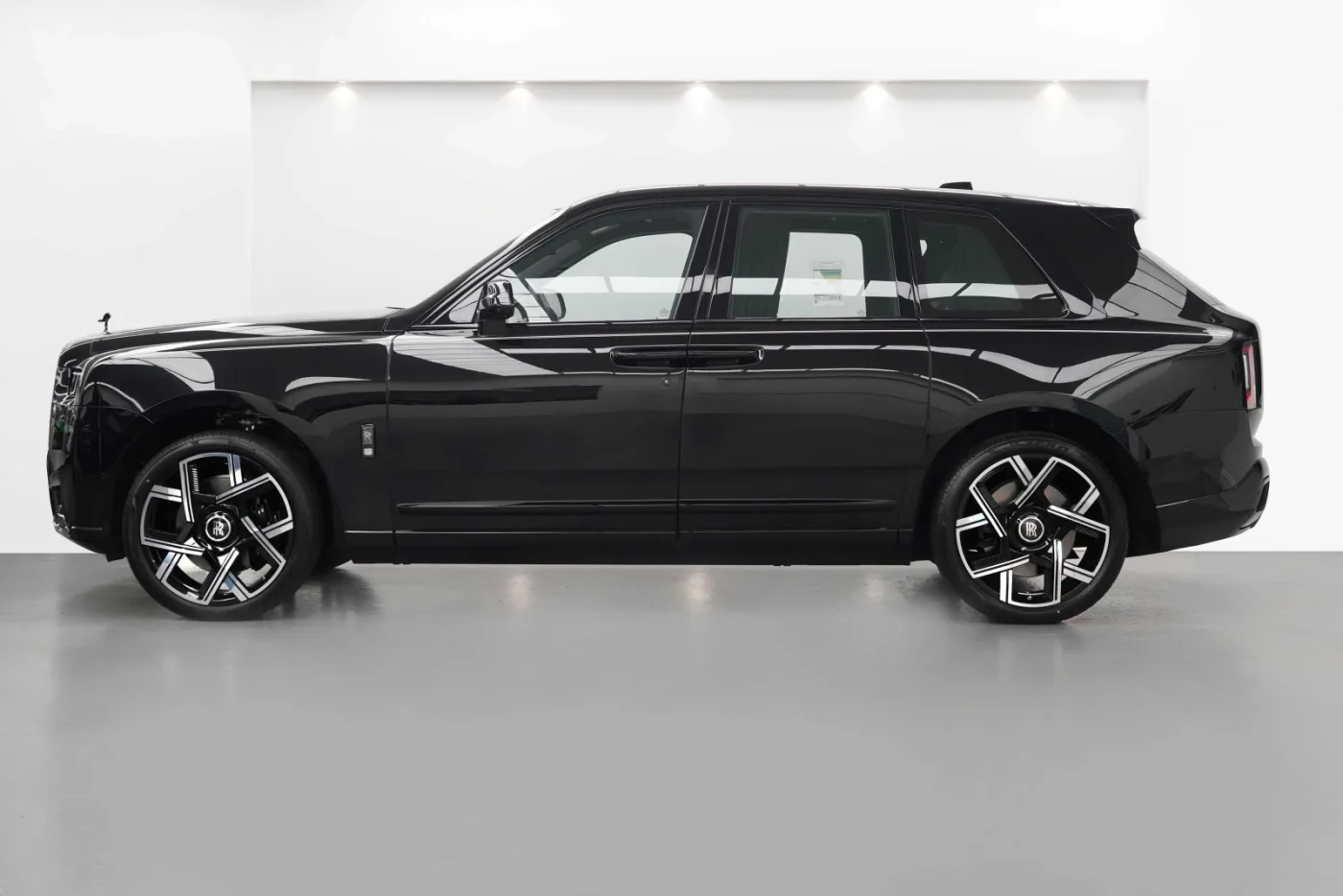 2026 Rolls-Royce Cullinan Black Badge angeboten von einem Fachhändler in Dubai, Vereinigte Arabische Emirate, Foto 5 von 10