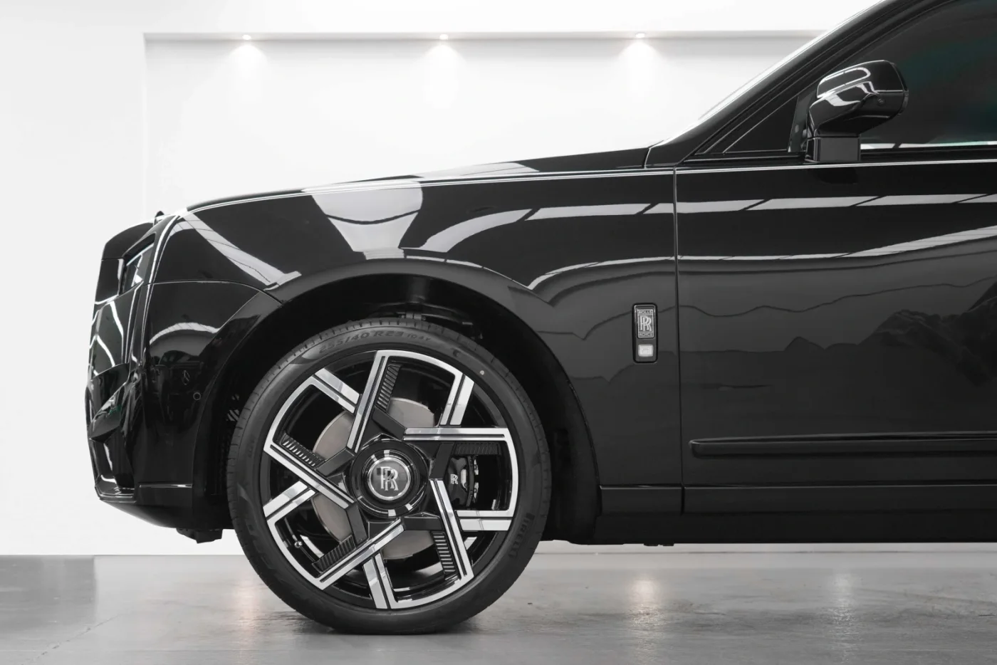 2026 Rolls-Royce Cullinan Black Badge angeboten von einem Fachhändler in Dubai, Vereinigte Arabische Emirate, Foto 9 von 10