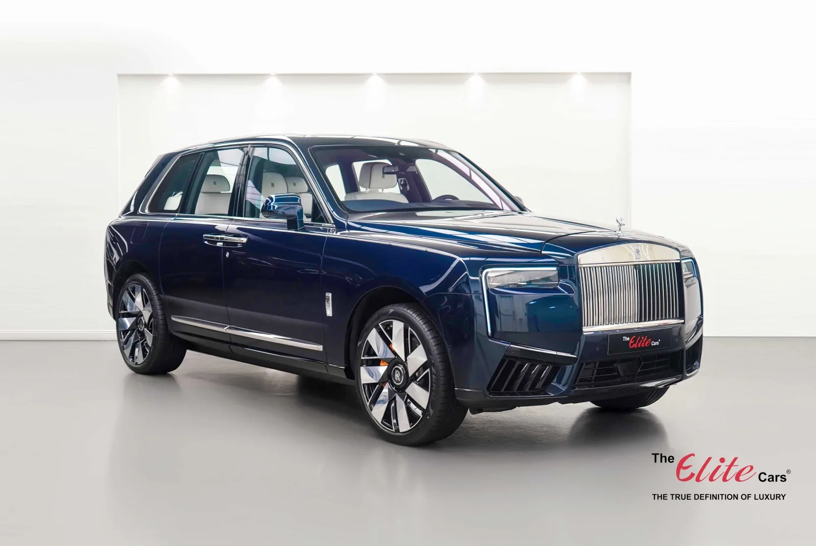 2026 Rolls-Royce Cullinan Silver Badge angeboten von einem Fachhändler in Dubai, Vereinigte Arabische Emirate, Hauptfoto