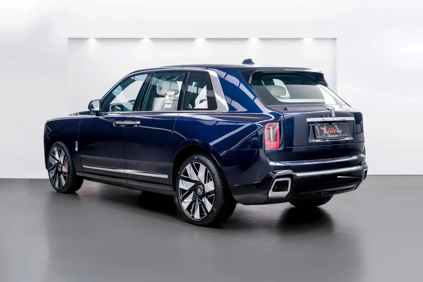 2026 Rolls-Royce Cullinan Silver Badge angeboten von einem Fachhändler in Dubai, Vereinigte Arabische Emirate, Foto 5 von 10