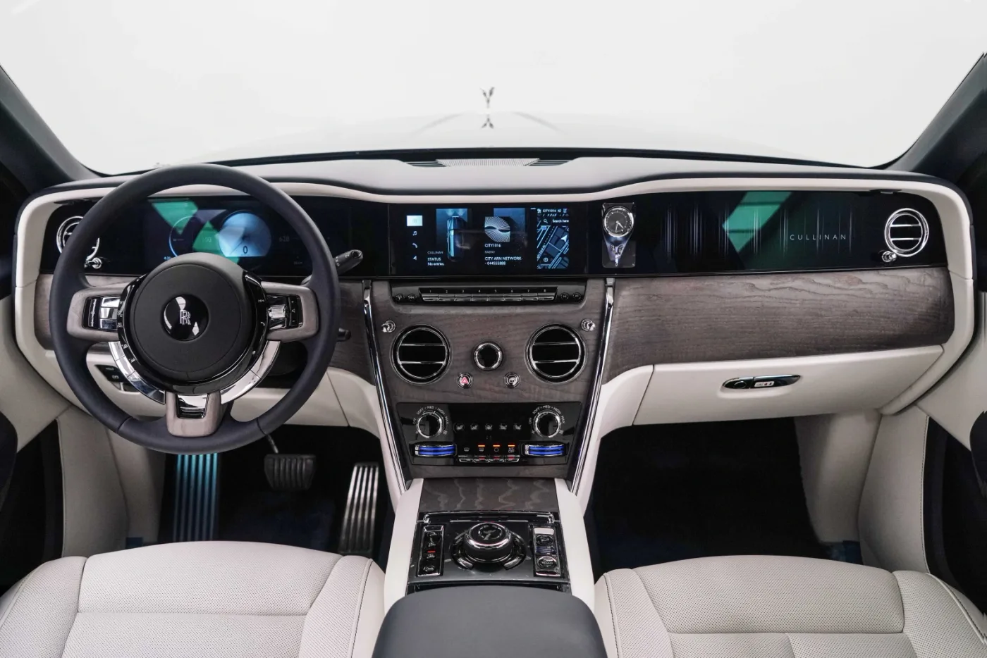 2026 Rolls-Royce Cullinan Silver Badge angeboten von einem Fachhändler in Dubai, Vereinigte Arabische Emirate, Foto 10 von 10