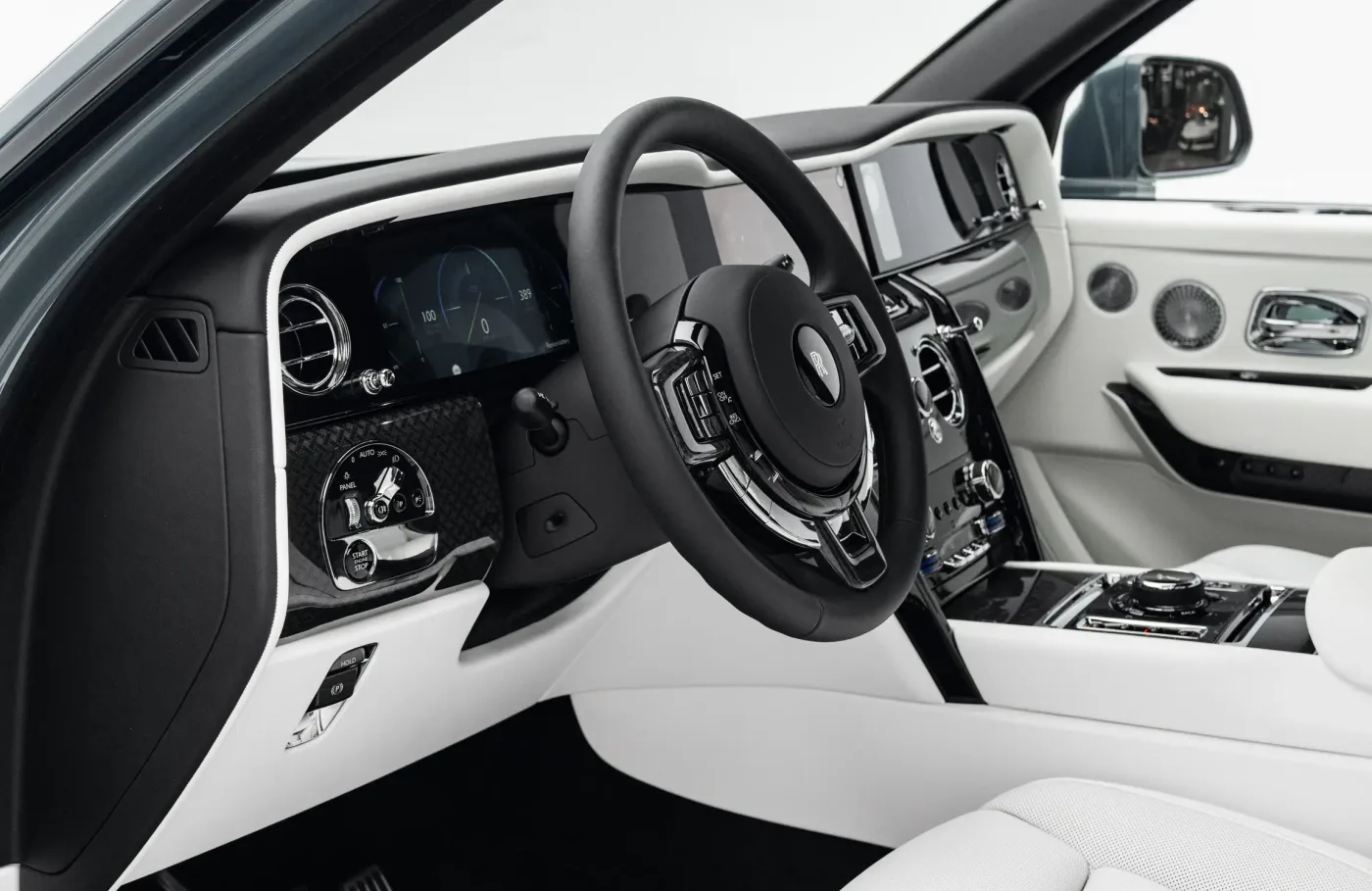 2026 Rolls-Royce Cullinan offered by a specialist dealer in Dubai, United Arab Emirates, photo 5 of 10