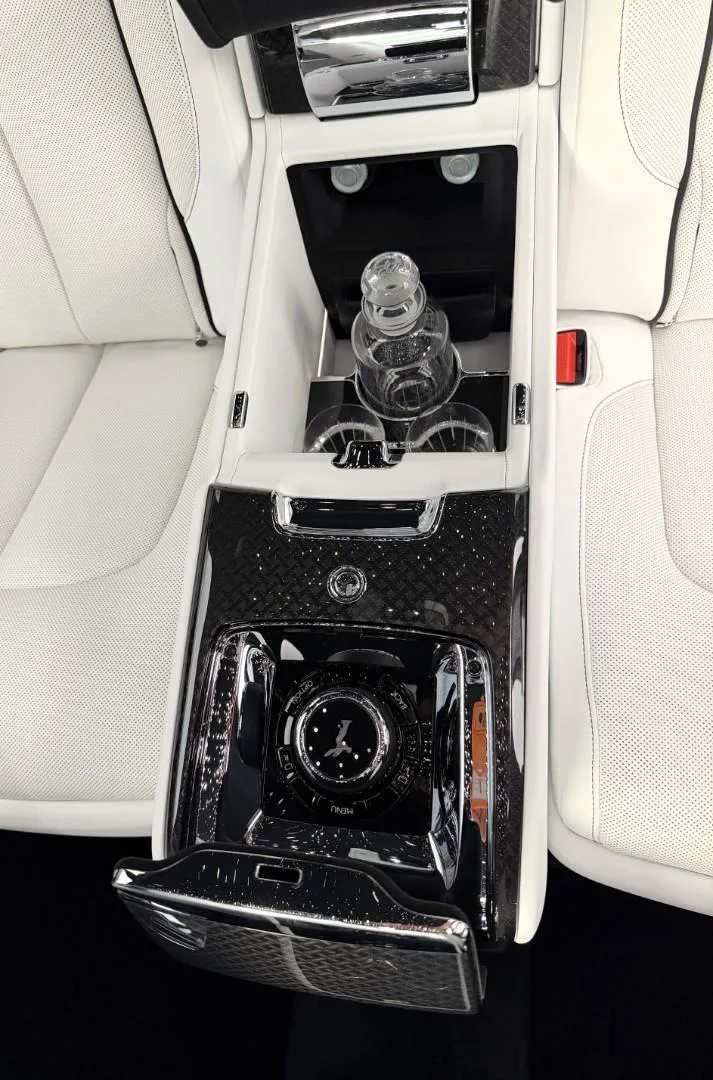 2026 Rolls-Royce Cullinan Series II Black Badge, 27/30