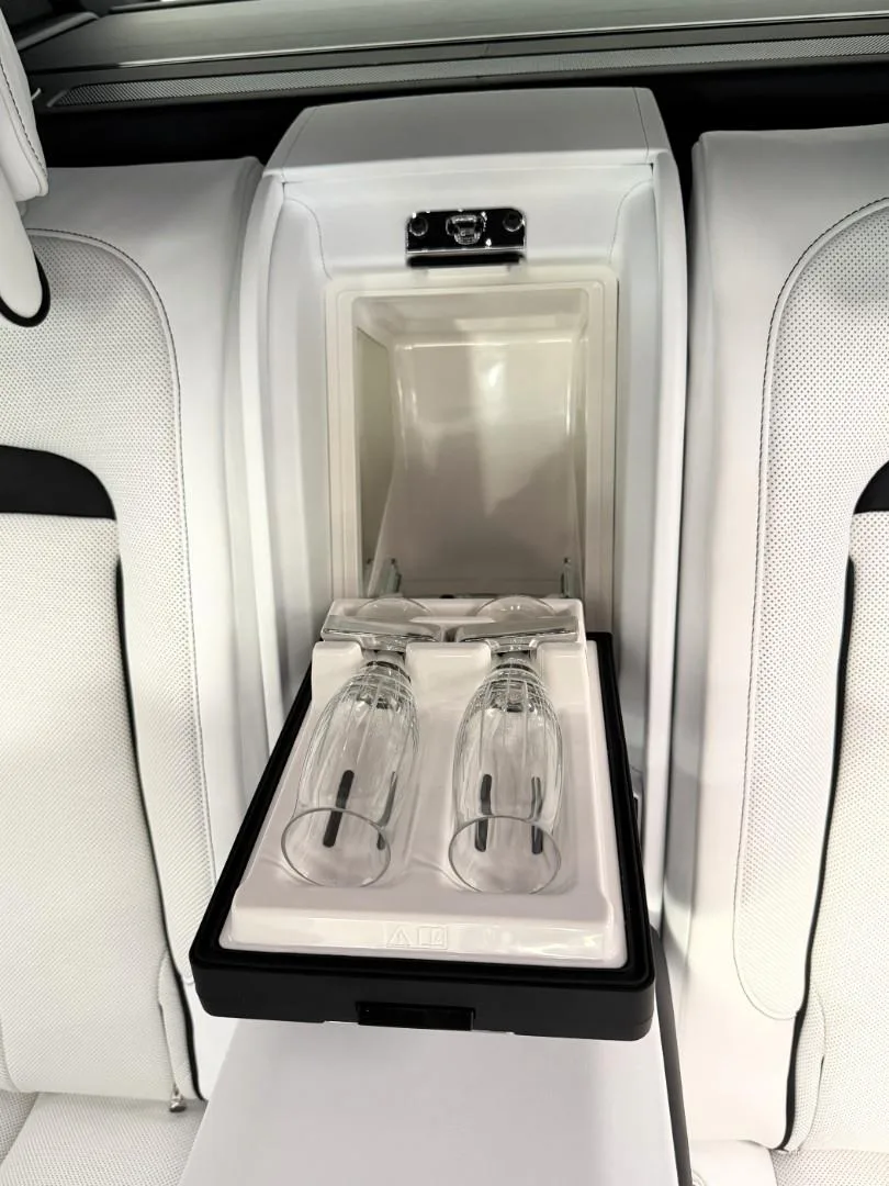 2026 Rolls-Royce Cullinan Series II Black Badge, 28/30