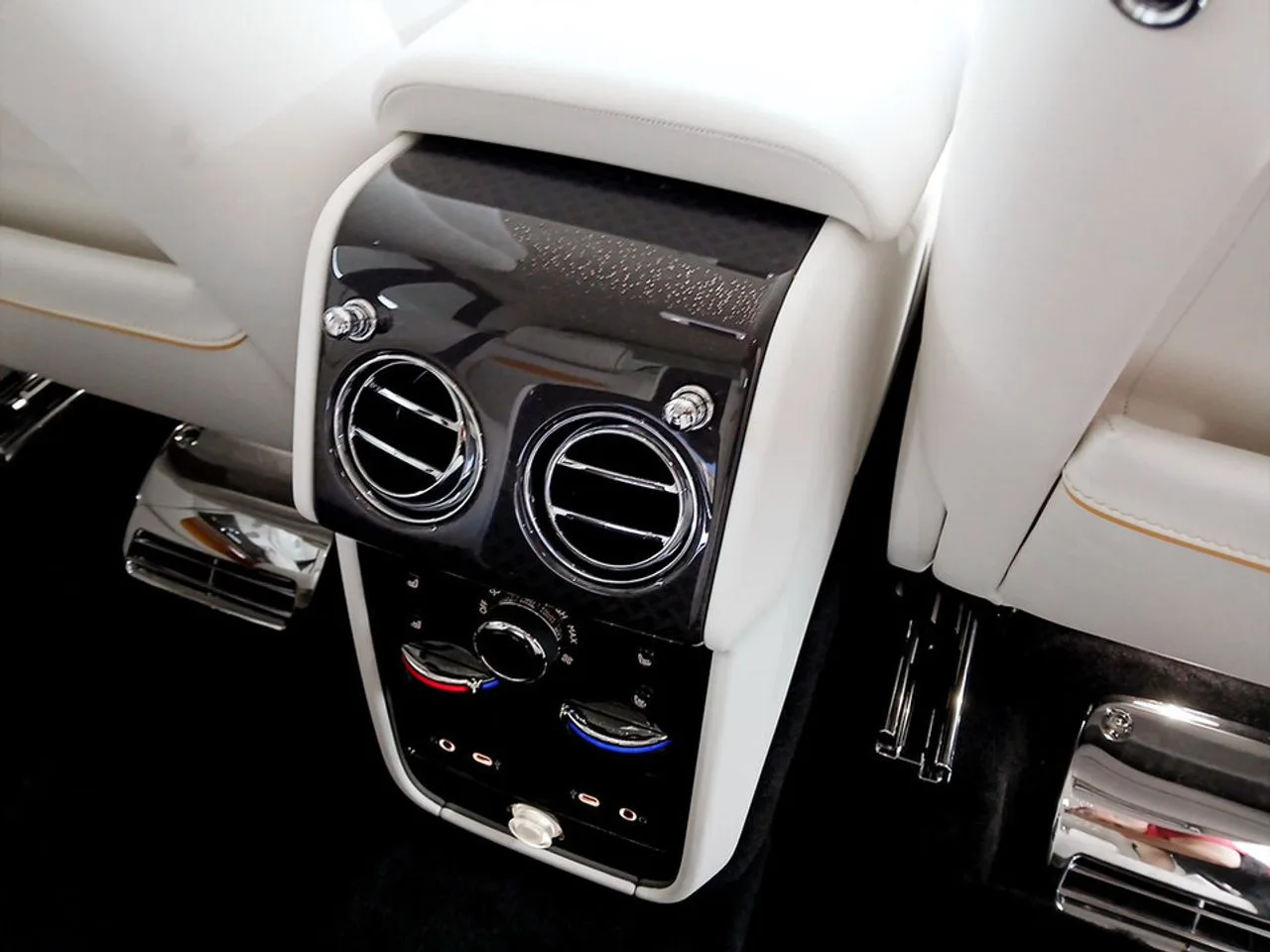 2026 Rolls-Royce Cullinan Series II Black Badge, 19/22