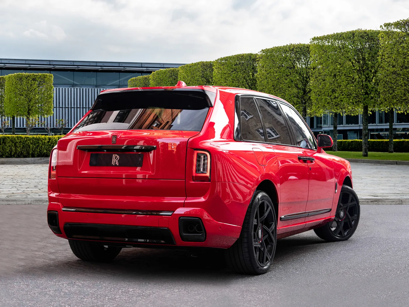 2026 Rolls-Royce Cullinan Series II Black Badge offered by a franchised dealer group in London, United Kingdom, photo 3 of 25
