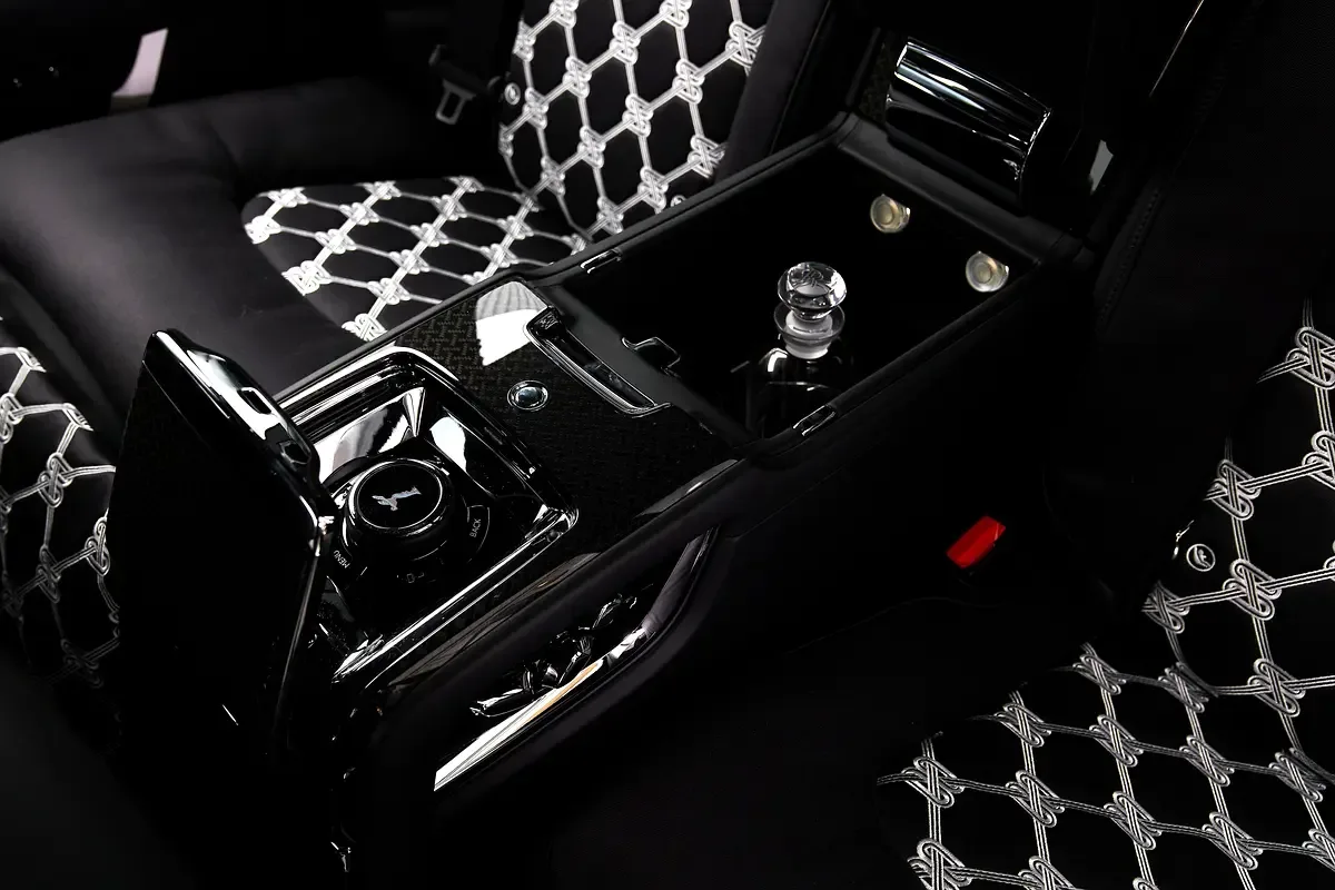 2026 Rolls-Royce Cullinan Series II Black Badge, 13/14