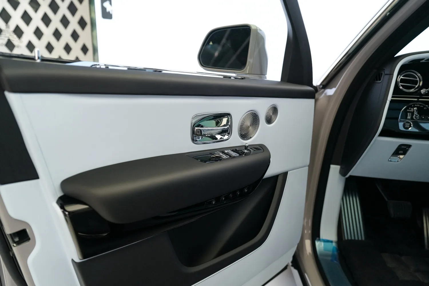 2026 Rolls-Royce Cullinan Series II, 2/17