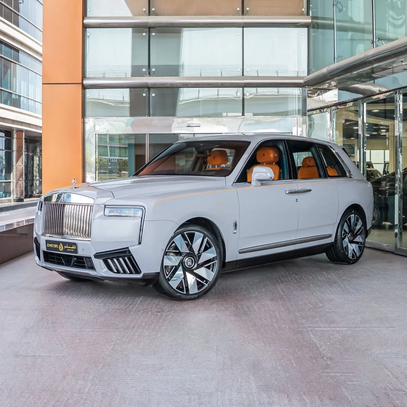 2026 Rolls-Royce Cullinan Silver Badge angeboten von einem Spezialhändler in Dubai, Vereinigte Arabische Emirate, Hauptfoto
