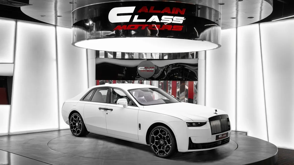 2026 Rolls-Royce Ghost Black Badge proposée par un concessionnaire spécialisé à Dubai, Émirats arabes unis, photo principale