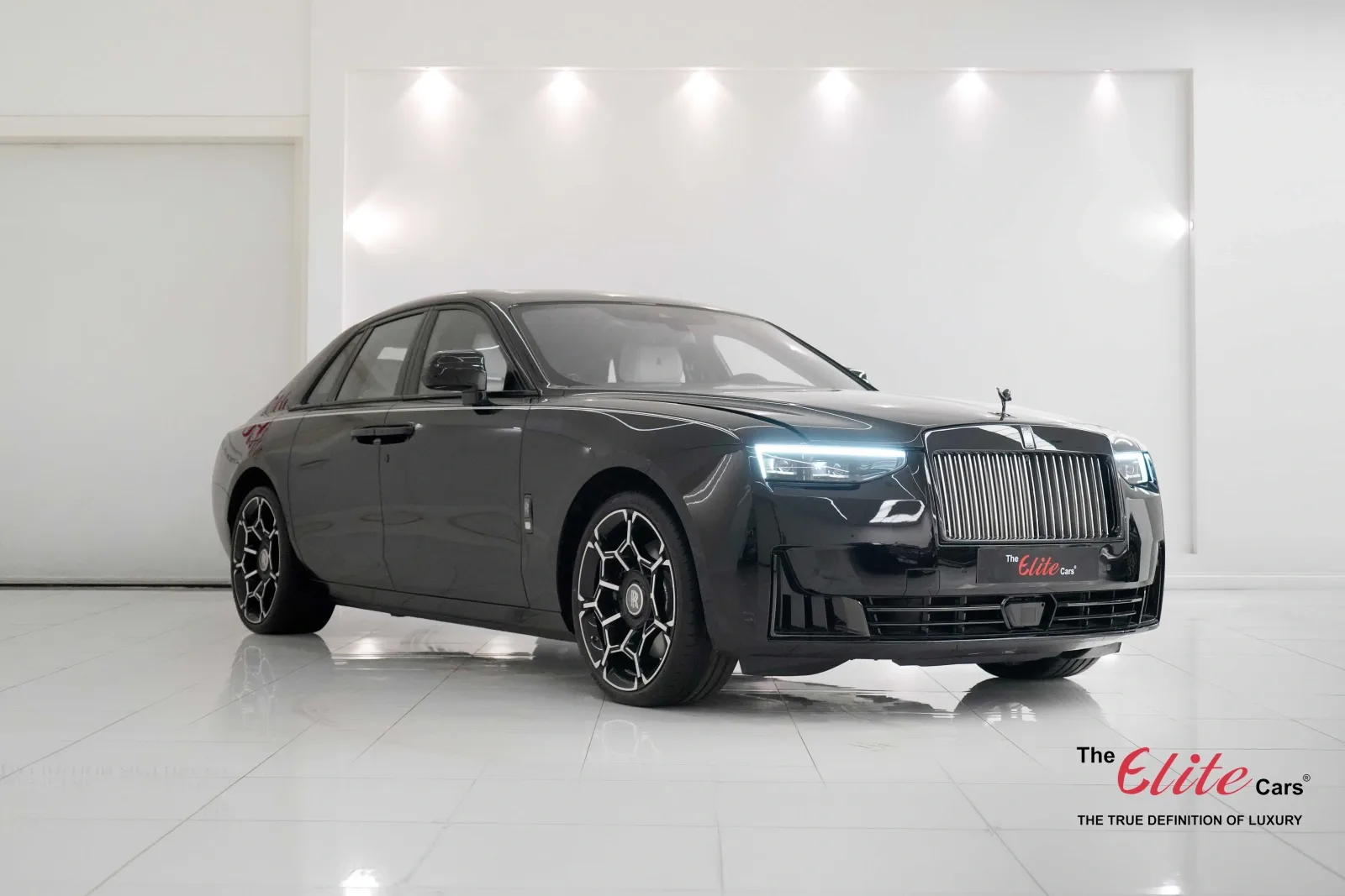 2026 Rolls-Royce Ghost Series II Black Badge proposta da un concessionario specializzato a Dubai, Emirati Arabi Uniti, foto principale
